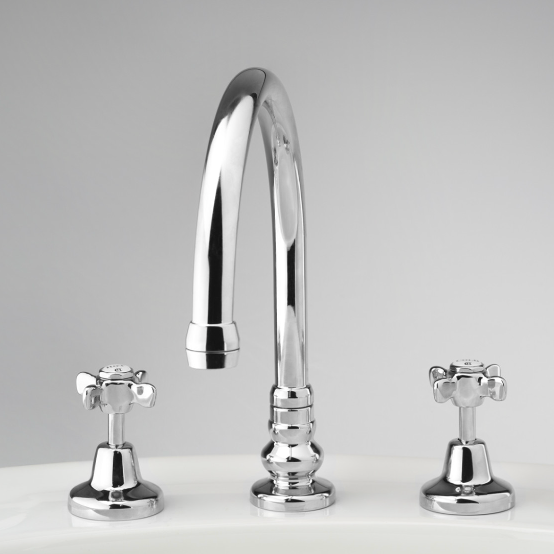 Heritage Hob Set with Swivel Gooseneck bathroom Spa/Bath Filler
