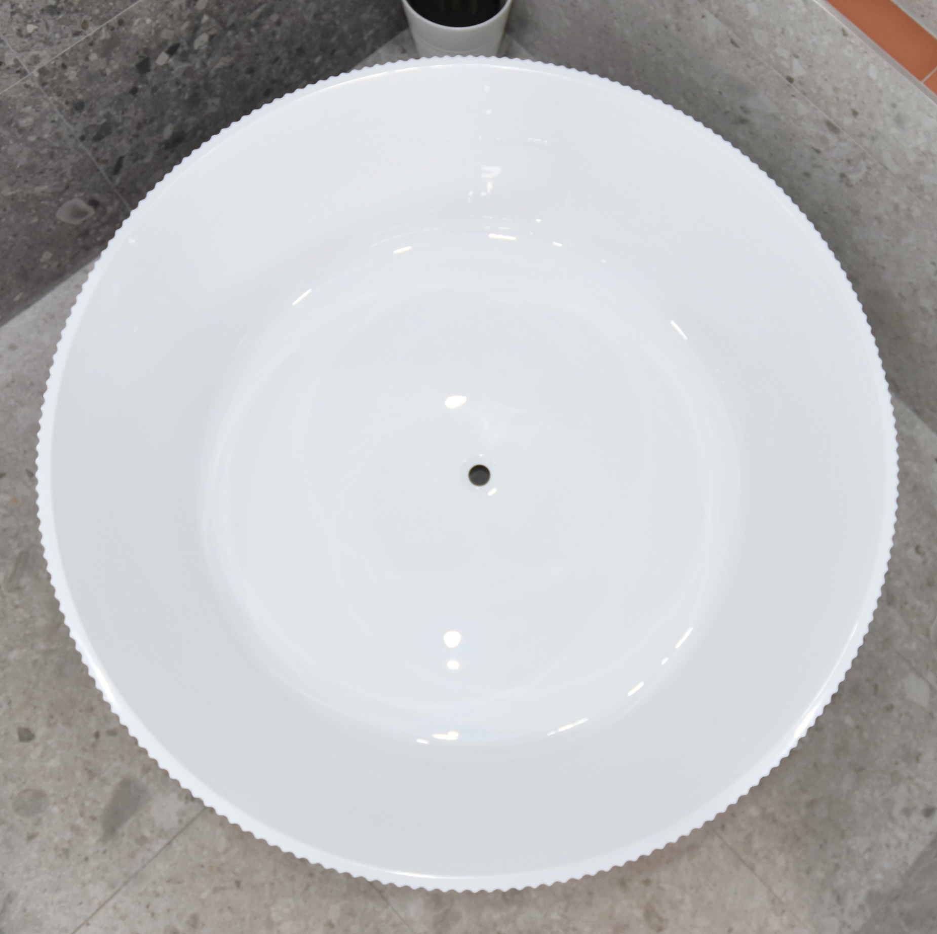 Donii Verona 1280mm Groove Freestanding Round Bath Gloss White